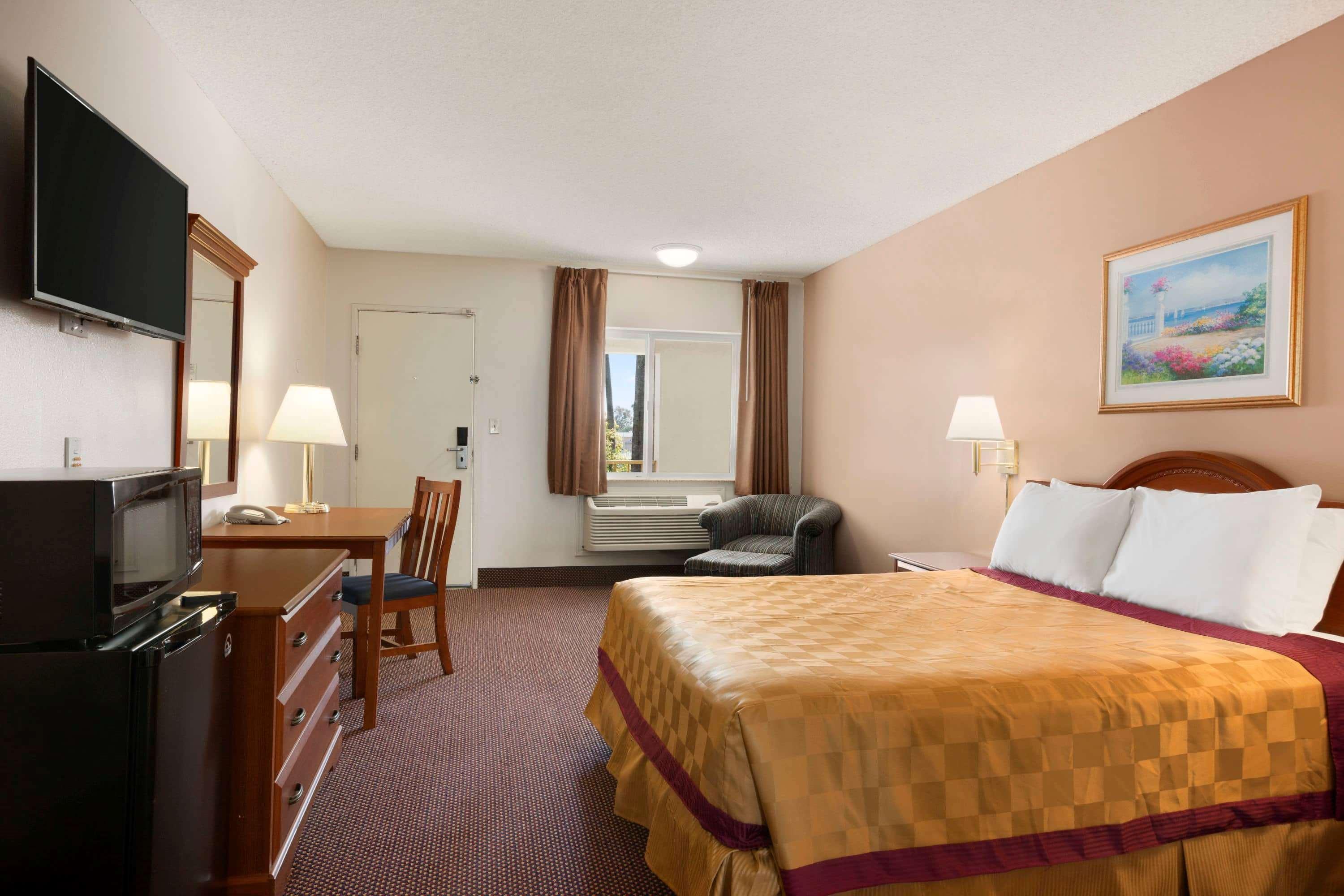 Travelodge By Wyndham Bakersfield Bagian luar foto