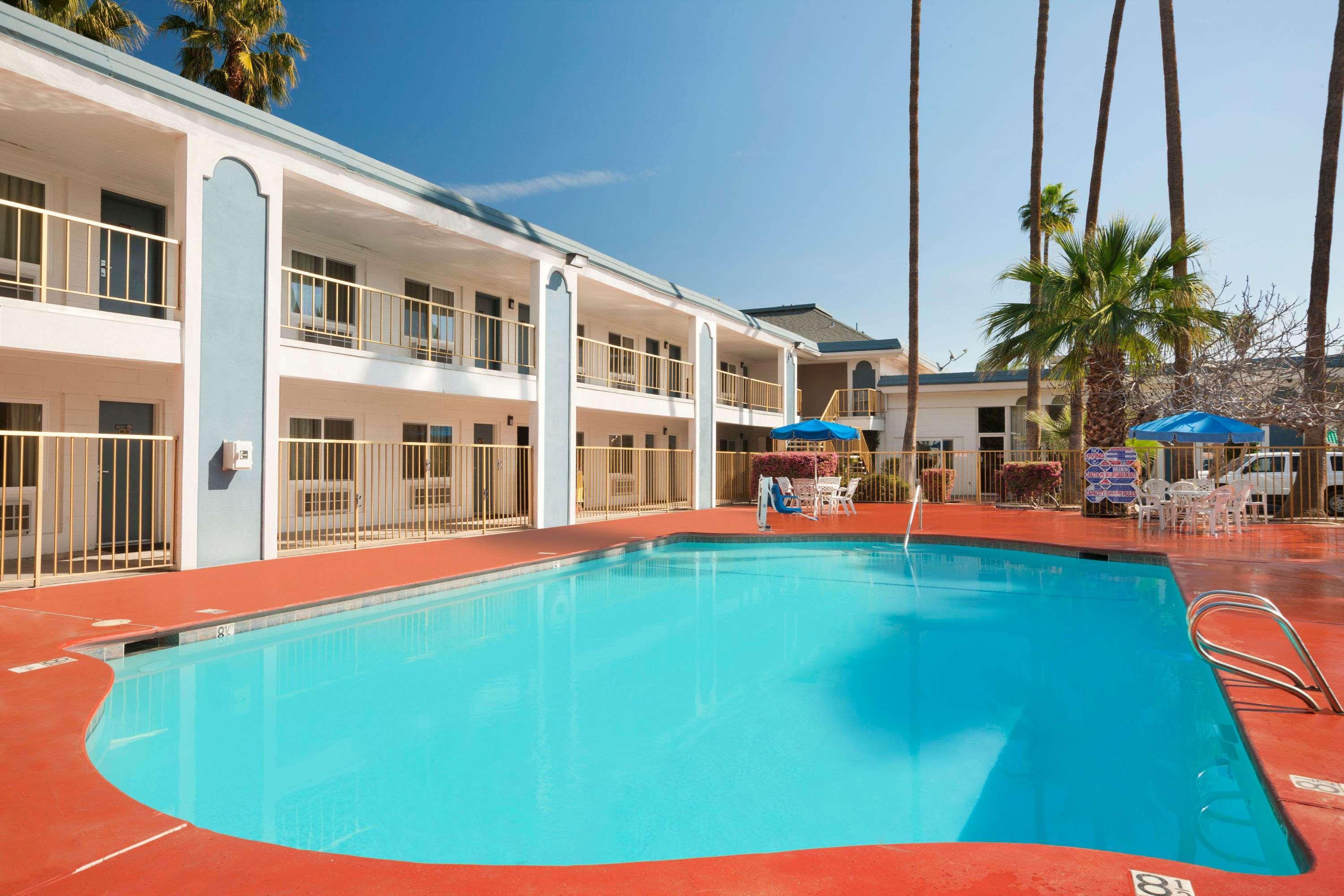 Travelodge By Wyndham Bakersfield Bagian luar foto