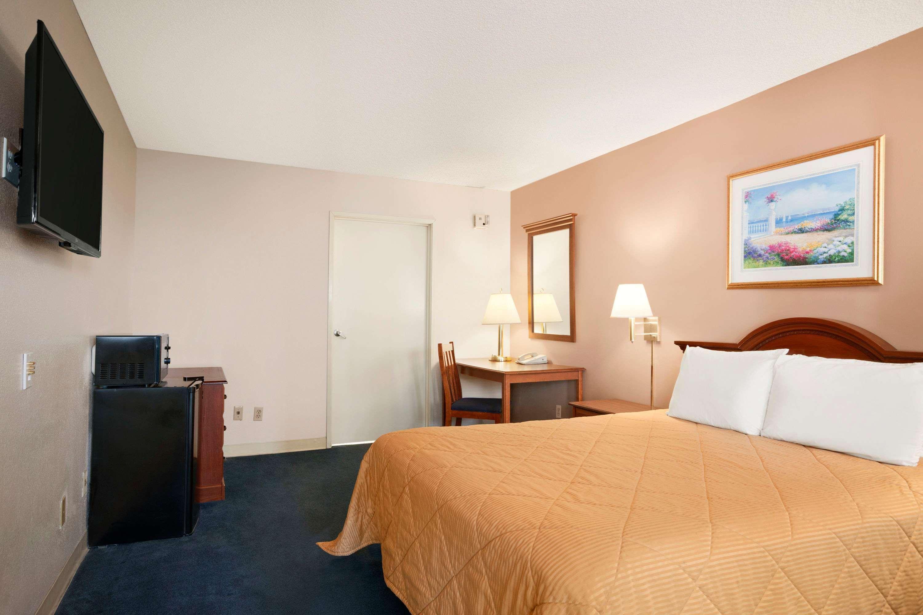 Travelodge By Wyndham Bakersfield Bagian luar foto